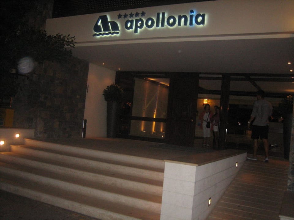 Eingang zum Haupthaus Apollonia Beach Resort & Spa