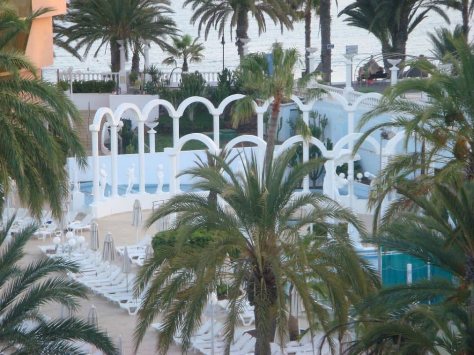 Blick vom Zimmer auf Meer und Poolbereich Mediterranean Palace Hotel