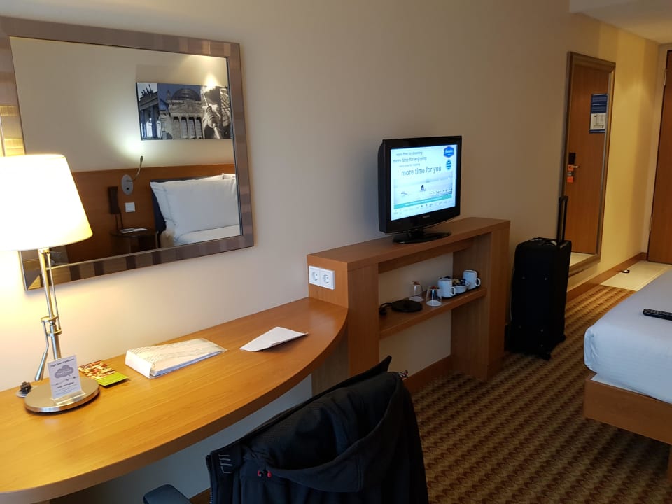 Fernseher  Hampton by Hilton Berlin City West