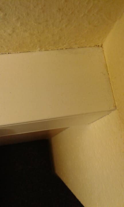 Dicke staubschicht am bett  IntercityHotel Magdeburg