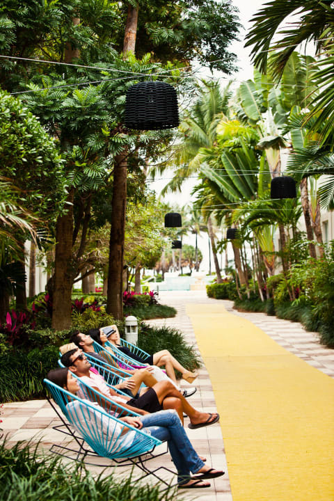 Courtyard Passage Surfcomber Miami South Beach - a Kimpton Hotel