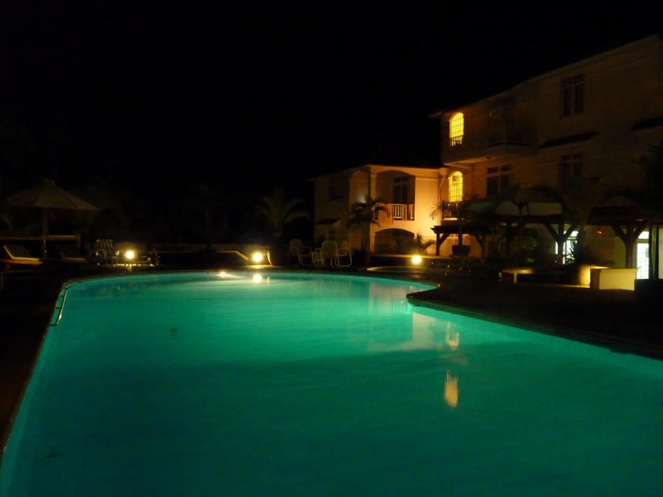Pool und Residence bei Nacht Appartment Residence Dilmed