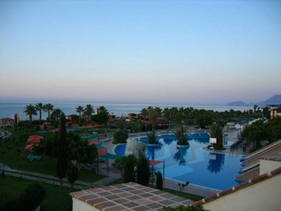 Blick über die Poolanlage am Abend Limak Limra Hotel & Resort