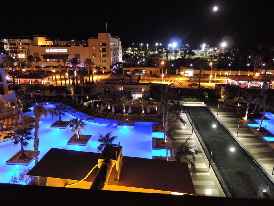 Вид в ночное время Steigenberger Aqua Magic