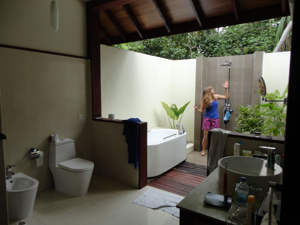 Unser Badezimmer mit Innen- und Aussendusche ROBINSON MALDIVES