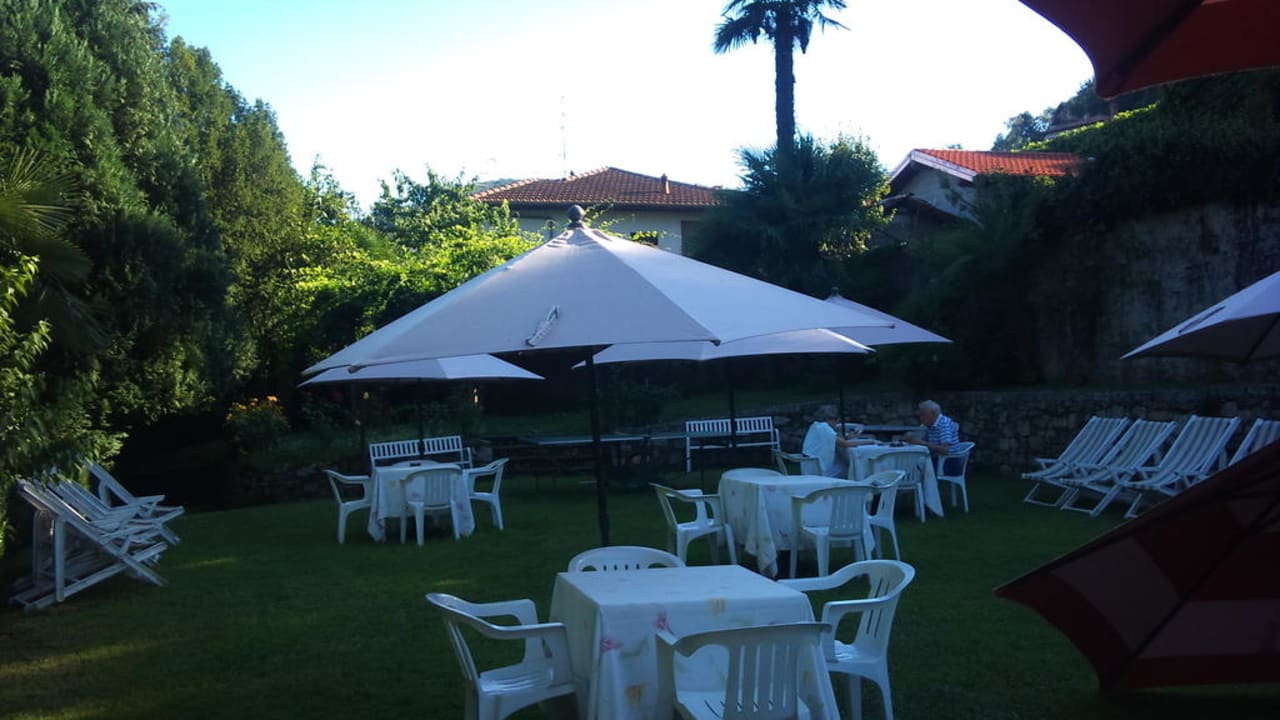 Teil des Rasens neben dem Pool Villa Paradiso