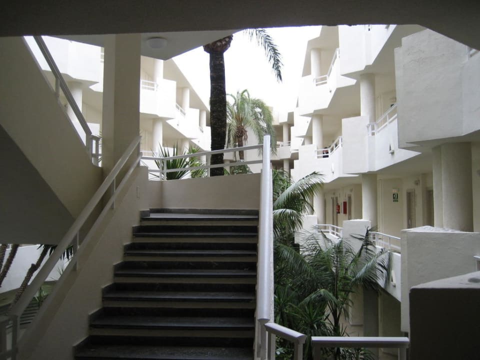 Aussenbereich zu den Zimmern Iberostar Waves Playa de Muro