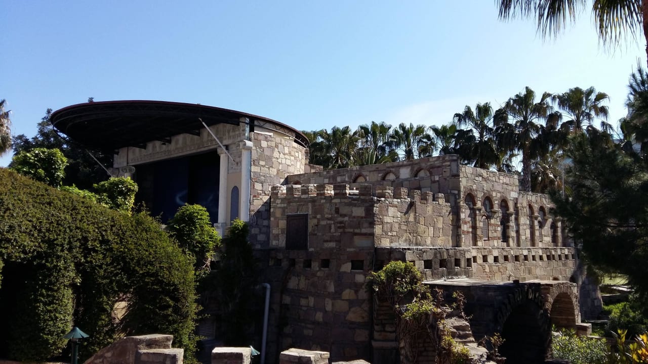 Theater Arum Barut Collection