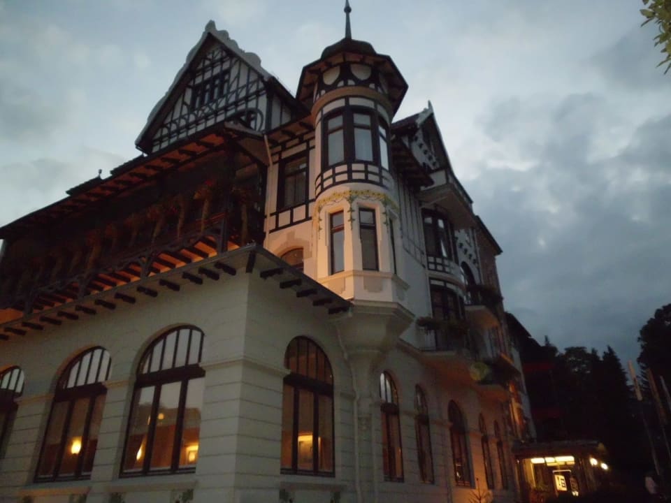 Ansicht von der Seite am Abend Göbel's Vital Hotel Bad Sachsa