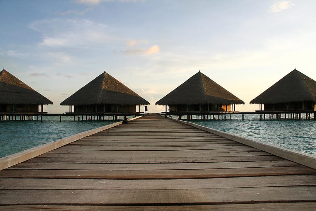 Am Steg zu den Wasserbungalows Adaaran Club Rannalhi - All Inclusive
