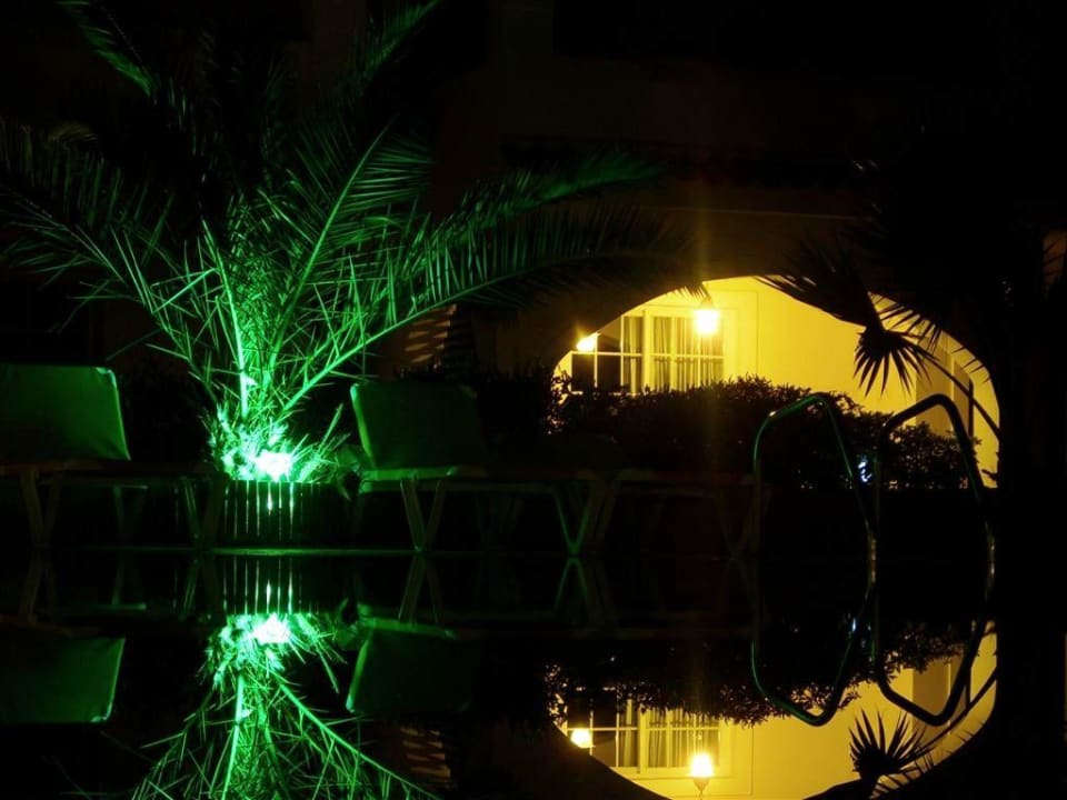 Pool bei Nacht Hotel Lemon Garden