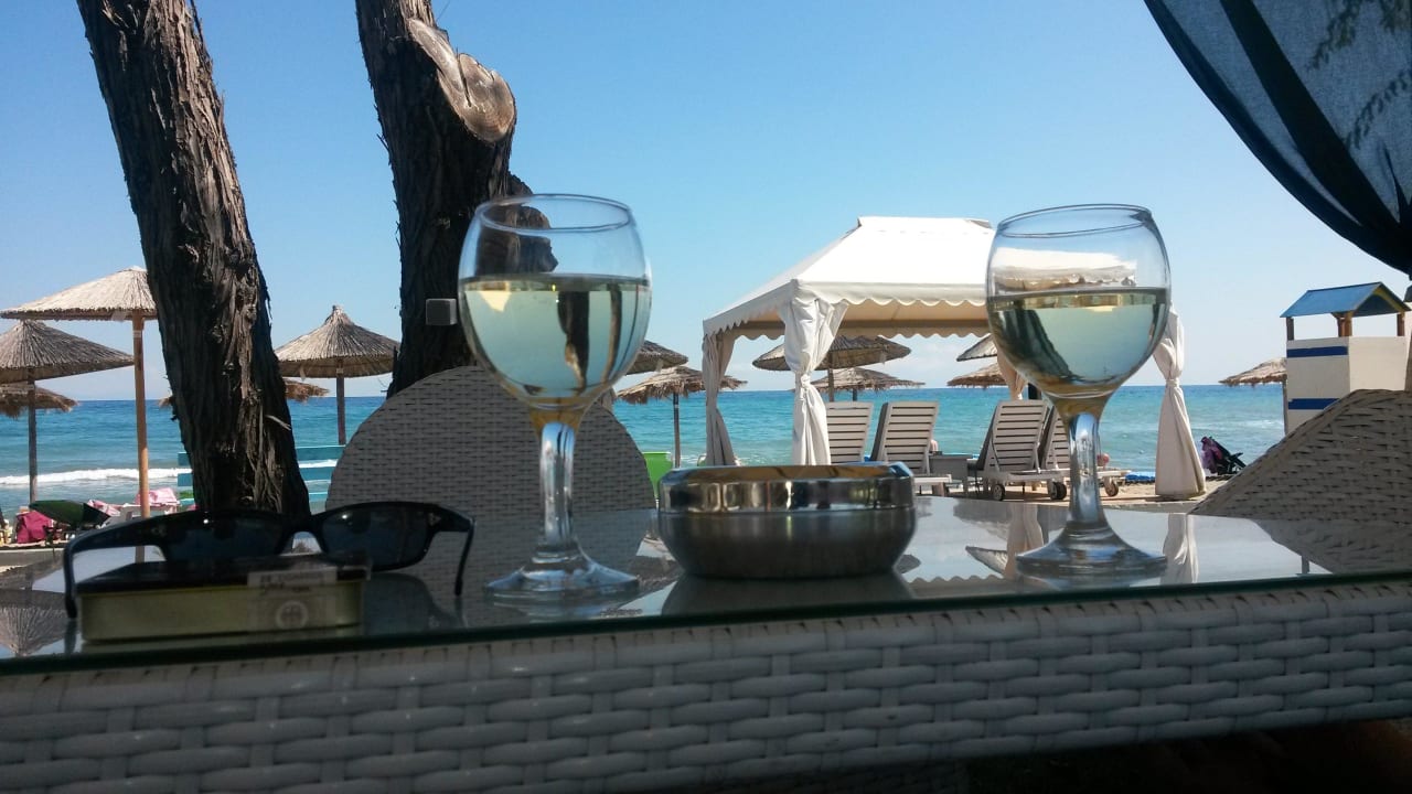 Gemütlich am Strand sitzen alltoura Club Hotel Poseidon Palace