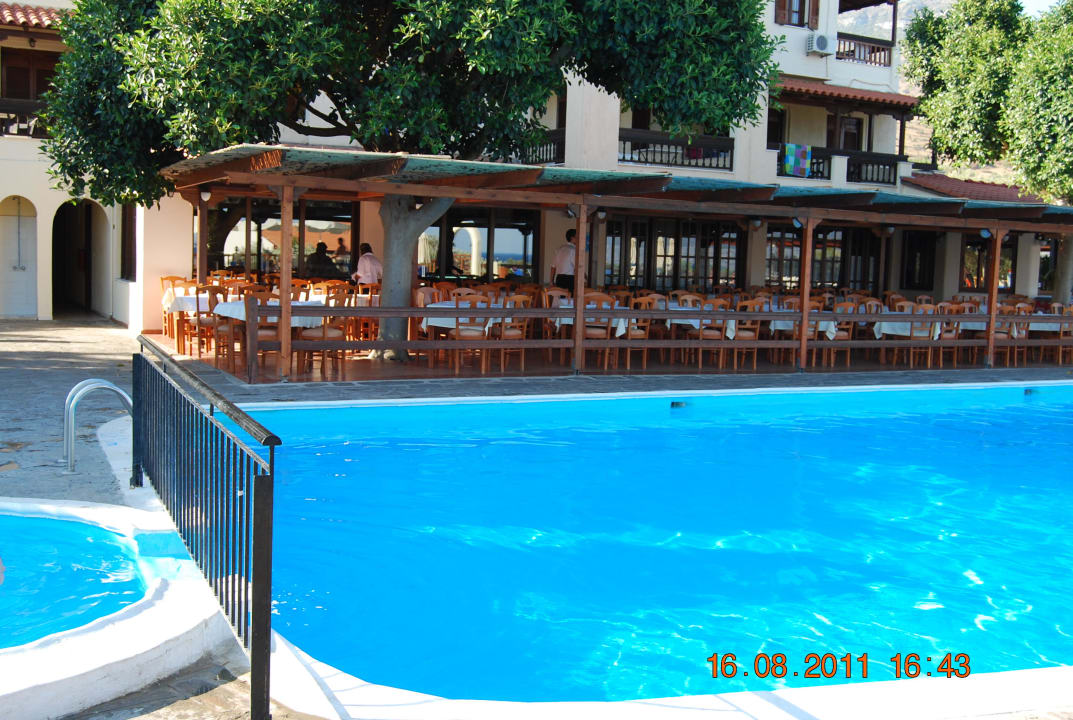 Pool vor Terrasse Hotel Kampos Village Resort