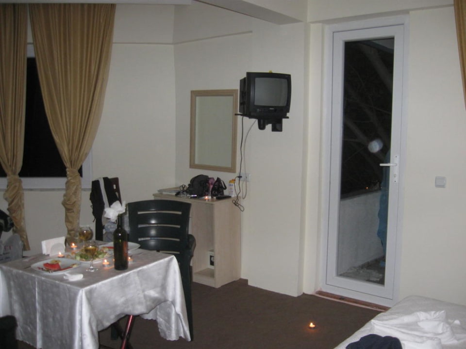 Candlelight-Dinner im Zimmer Skys Hotel