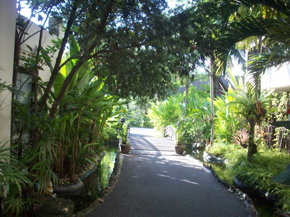 Weg zu den Zimmern Hotel Takolaburi Khao Lak