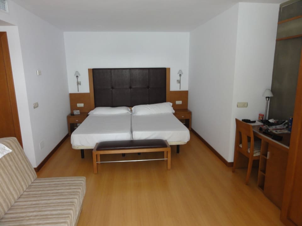 Von diesem bequemen Bett Blick aus Meer Hotel Garbi Ibiza & Spa