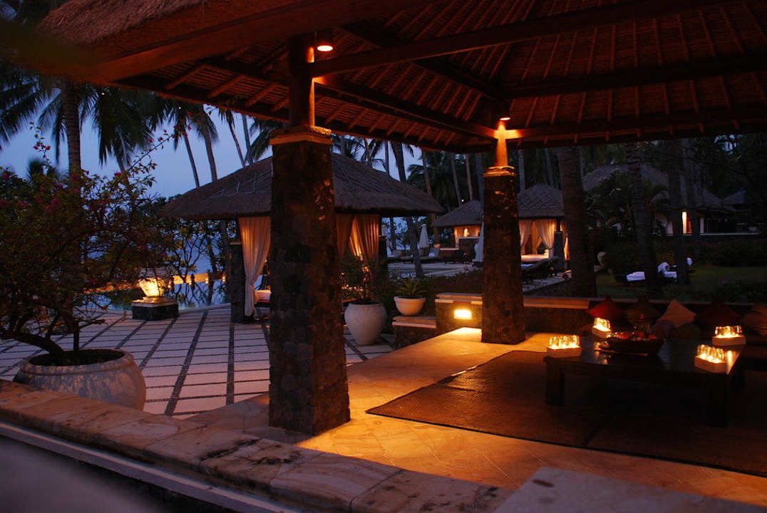 Außenanlage bei Nacht Spa Village Resort Tembok