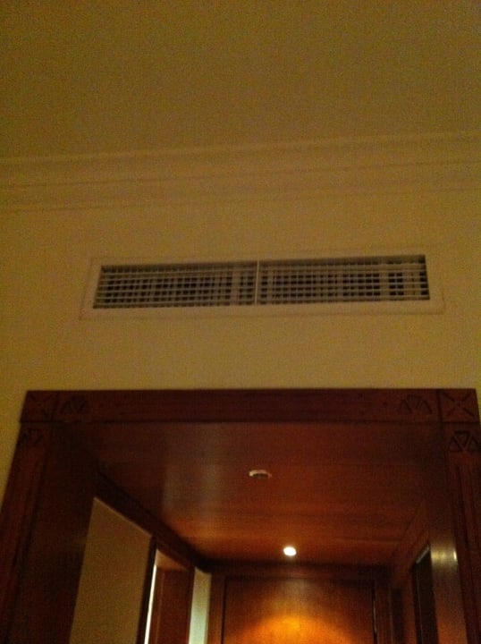 Stromschlagssgefahr im Flur Malikia Resort Abu Dabbab