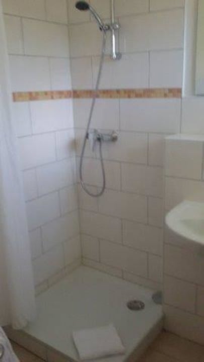 Dusche mit Vorhang sehr klein Ferienhauspark Asgard in Damp