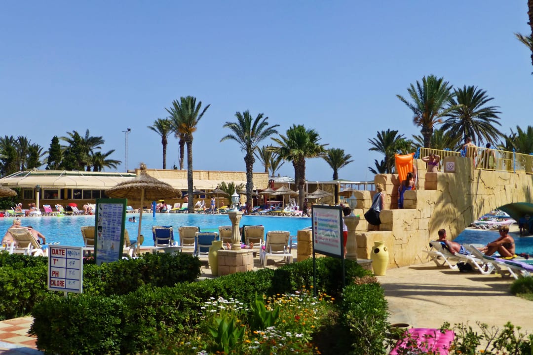 Przy basenie Houda Golf & Beach Club