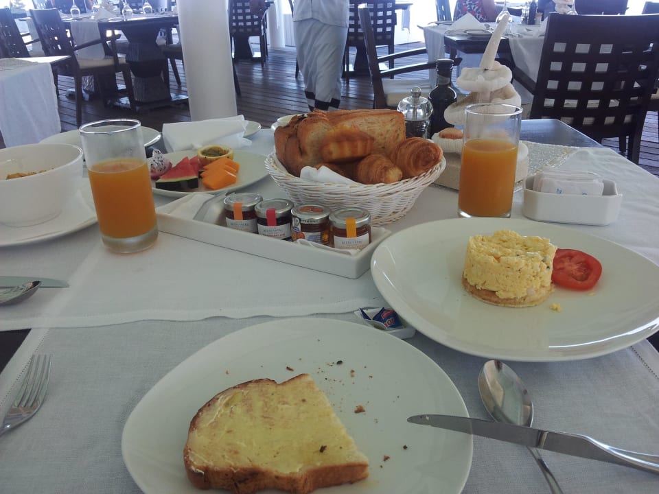 Frühstück im Overwater Diamonds Thudufushi