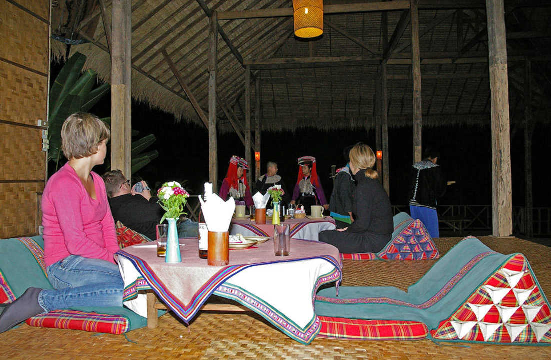 Gemeinsames Essen und Lisu Hotel Lisu Lodge