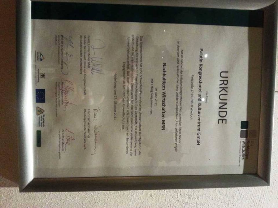 Urkunden im Eingangsbereich Best Western Plus Palatin Kongresshotel