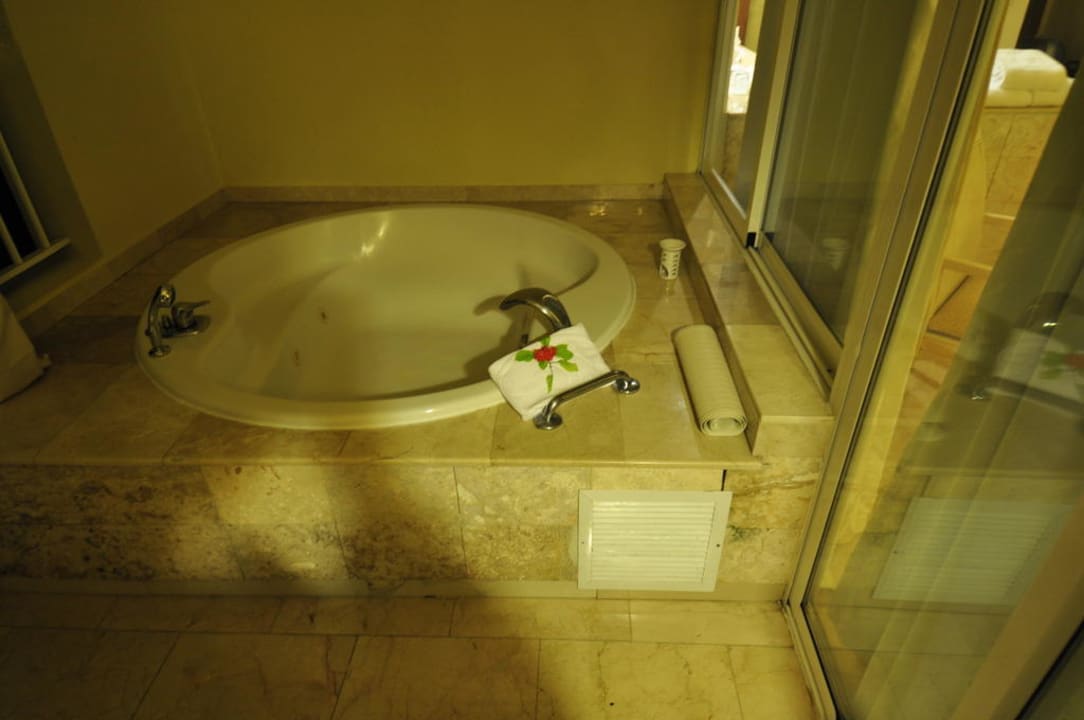 Whirlwanne auf der Terrasse der Honeymoon Suite TRS Turquesa Hotel - Adults only