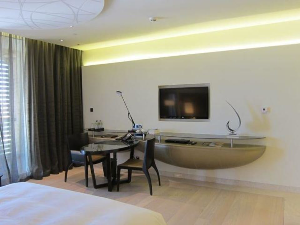 Schreibtisch und TV Park Hyatt Abu Dhabi Hotel and Villas
