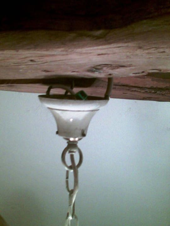 Lampenmontage auf Holzbalken Hotel Villa Seehof