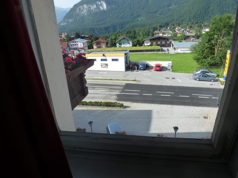 Blick aus dem Fenster zur Tankstelle Alpenhotel Edelweiss