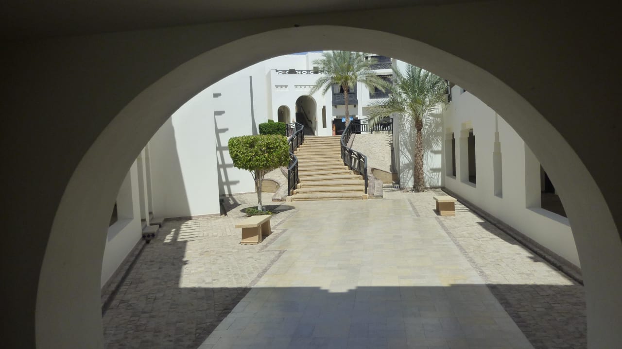 Der Weg vom Strand zum Haupthaus Sharm Plaza