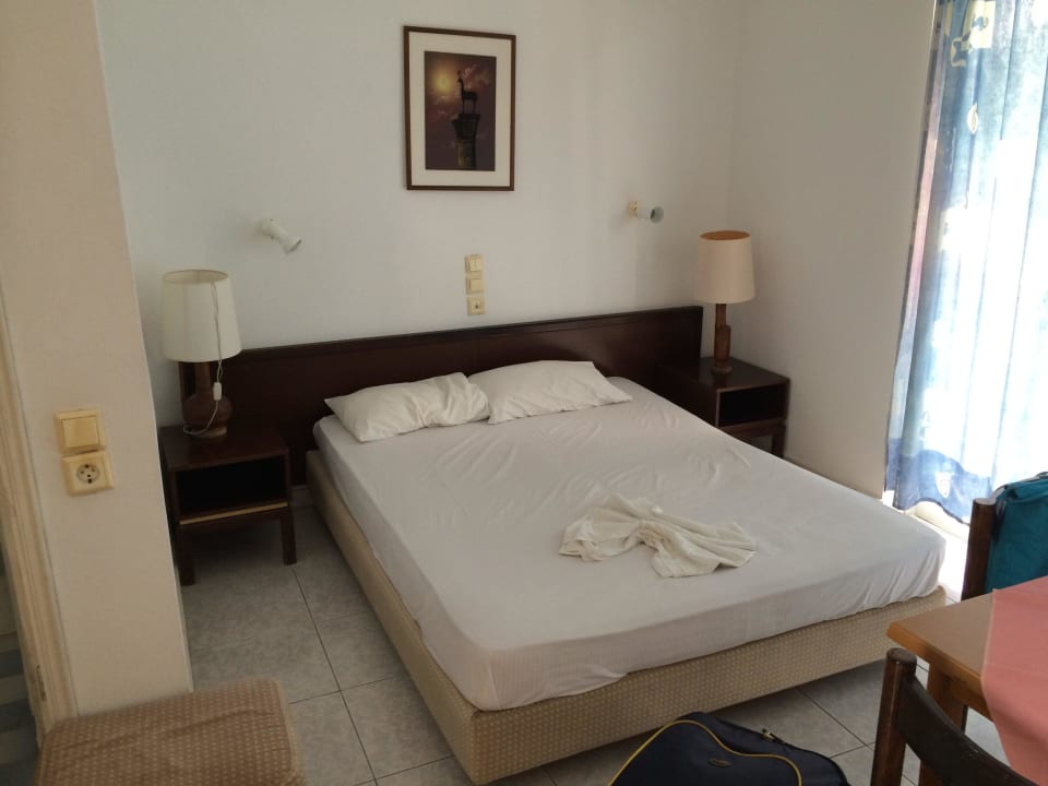 Einfaches Bett und ekelhafte Lichtschalter Nest Apartments