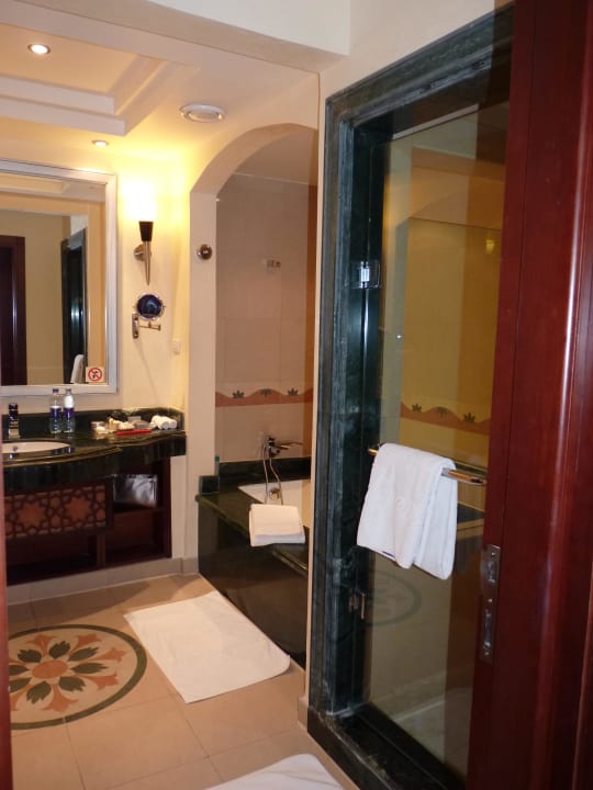 Bad mit Wanne und Dusche Premier Le Reve Hotel & Spa