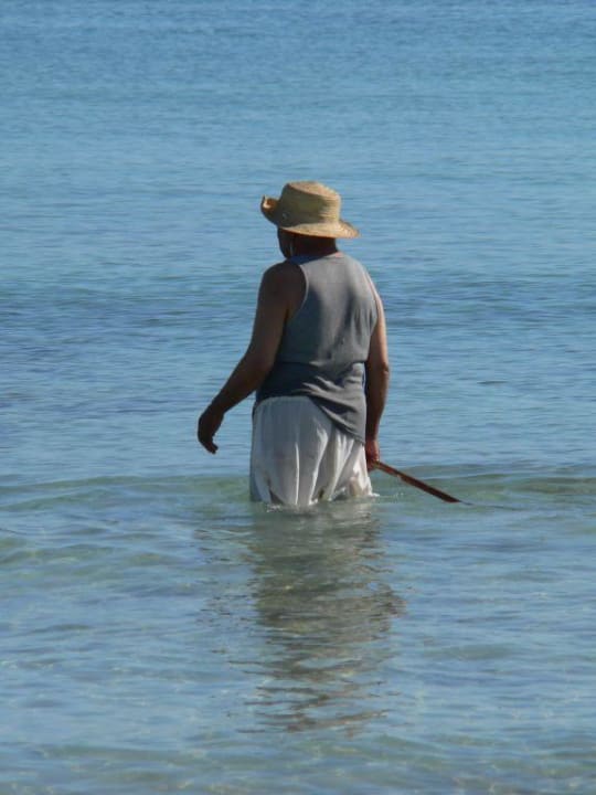 Einheimischer beim Fischen Hotel Meninx Djerba