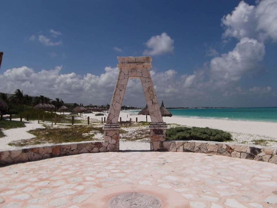Rechts vom Hotel findet man diees Tor Catalonia Playa Maroma