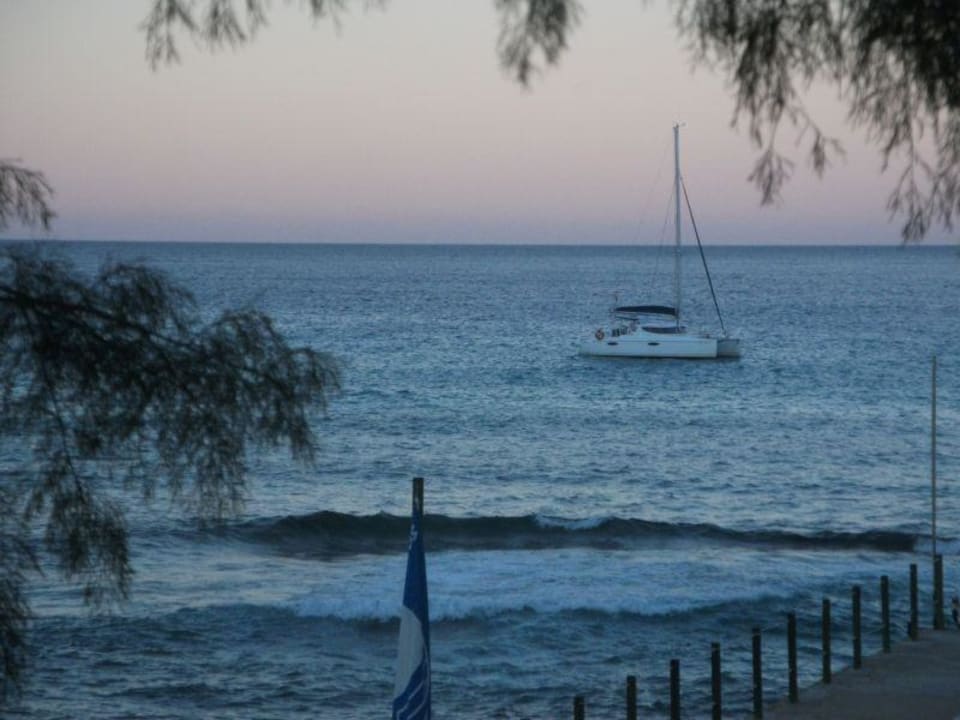 Yacht vor Anker in der Bucht Hoposa Hotel Niu