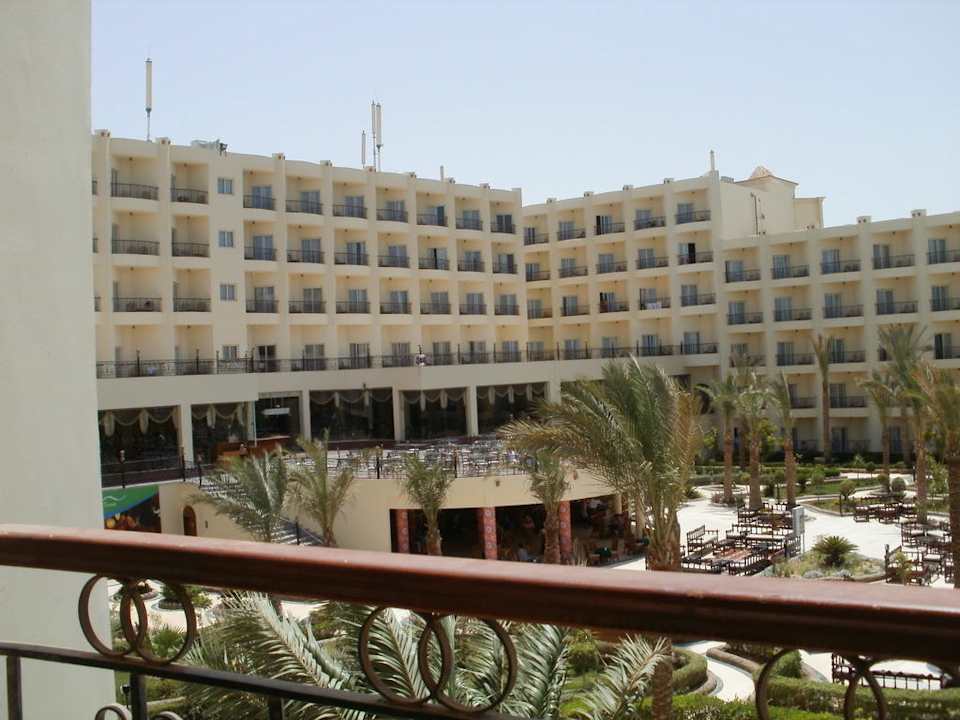 Výhled z našeho pokoje na část hotelu Le Jardin Aqua Park Resort