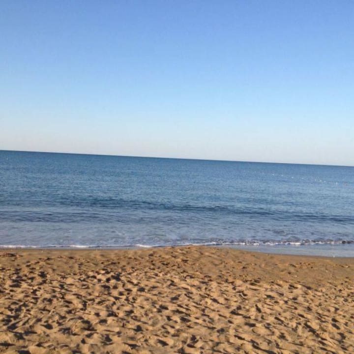 Schöner weitläüfiger Sandstrand Royal Atlantis Beach Hotel
