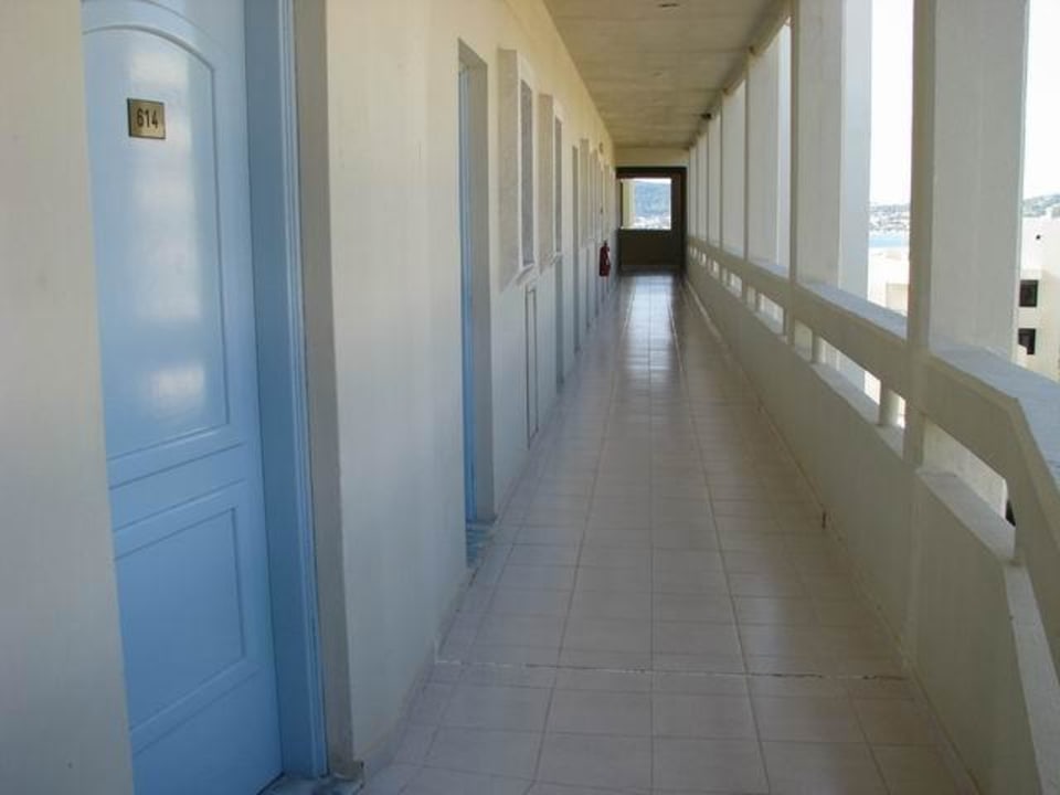 Die Laubengänge zu den Zimmern Olympos Beach Hotel