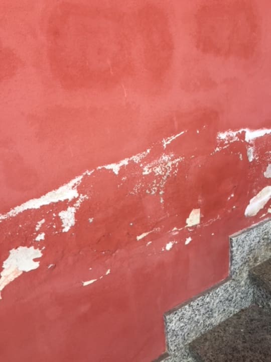 Überall abgebröckelte Farbe, richtig abgenutzt die Außenfass Ariotto Village