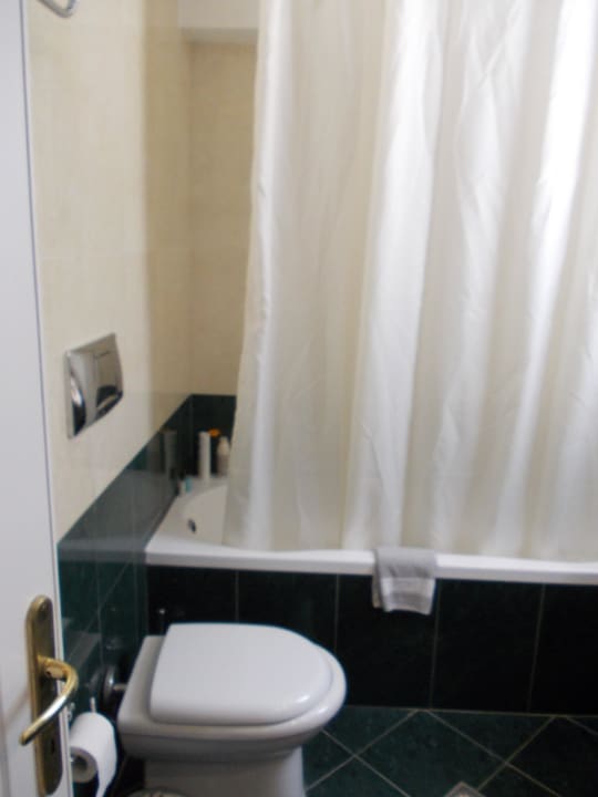 Badezimmer Zi 121 Ithea Suites Hotel