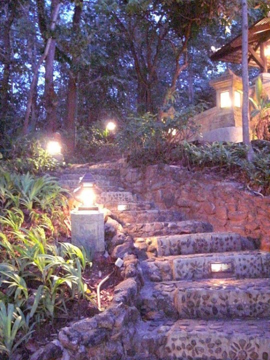 Treppen zwischen Lobby und Restaurant Moracea by Khao Lak Resort