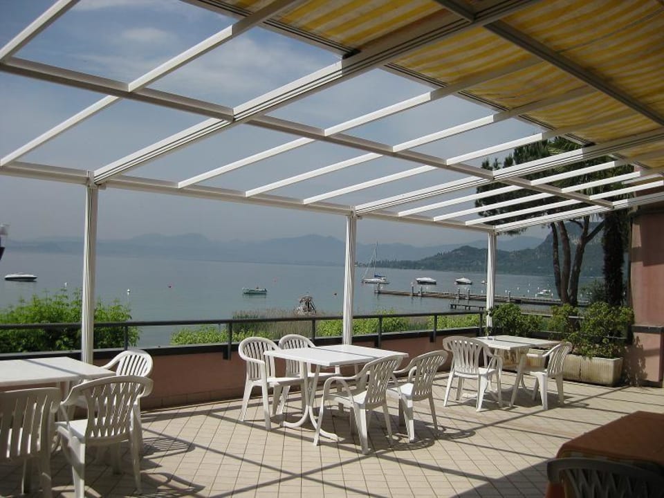 Großer Balkon mit wunderbarer Aussicht. Hotel Sportsman