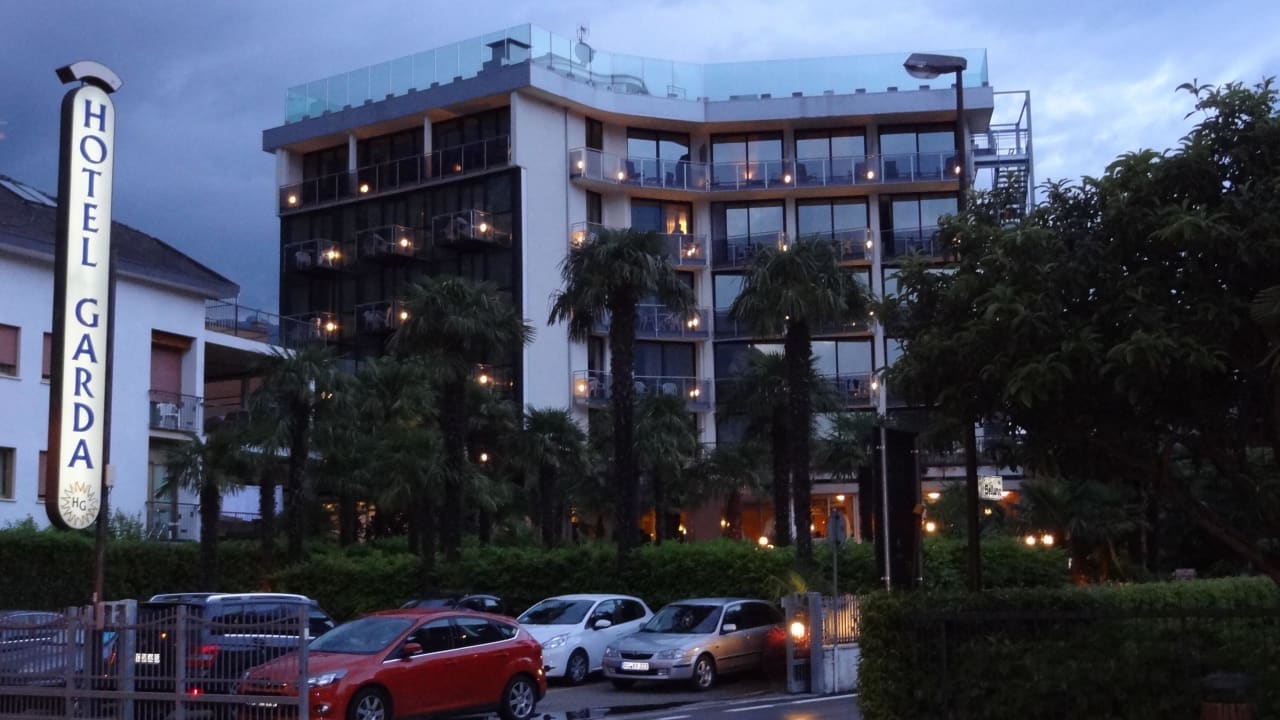 Hotelanlage bei Nacht Garda Suite Hotel - Tonelli Hotels