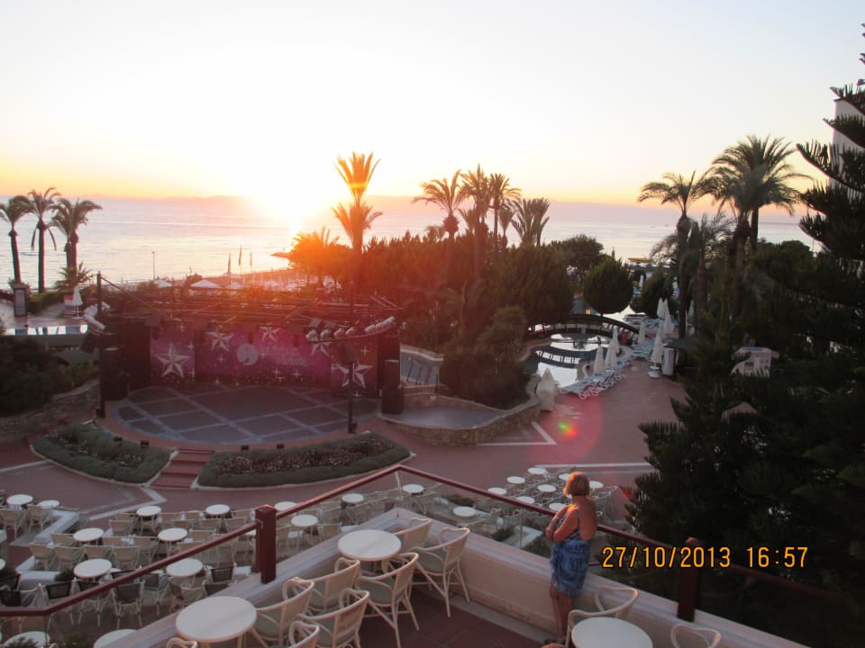 Terrasse mit Theater im Sonnenuntergang PALOMA Perissia