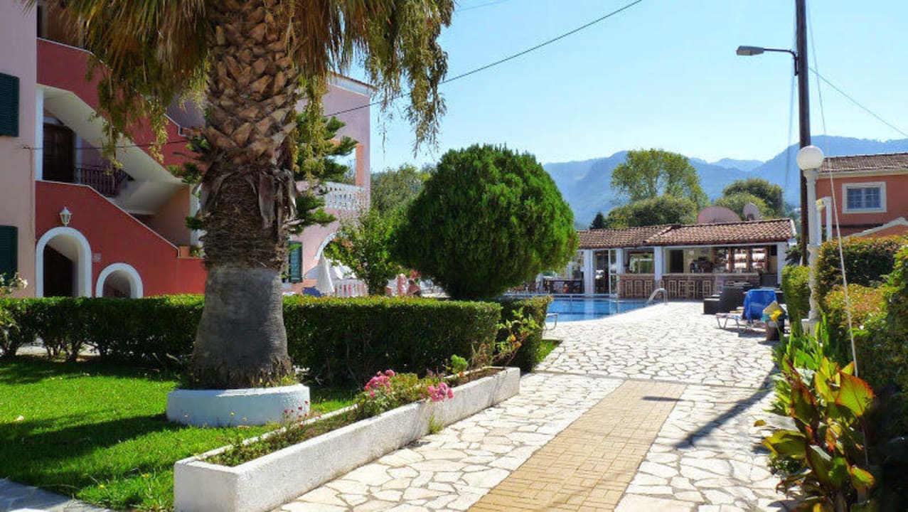 Widok na basen i bar w tle. Hotel Eriva