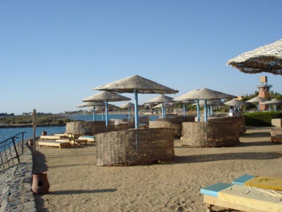 Liegen am Hotelstrand, Hauptgebäude Hotel Three Corners Ocean View prestige - Adults only