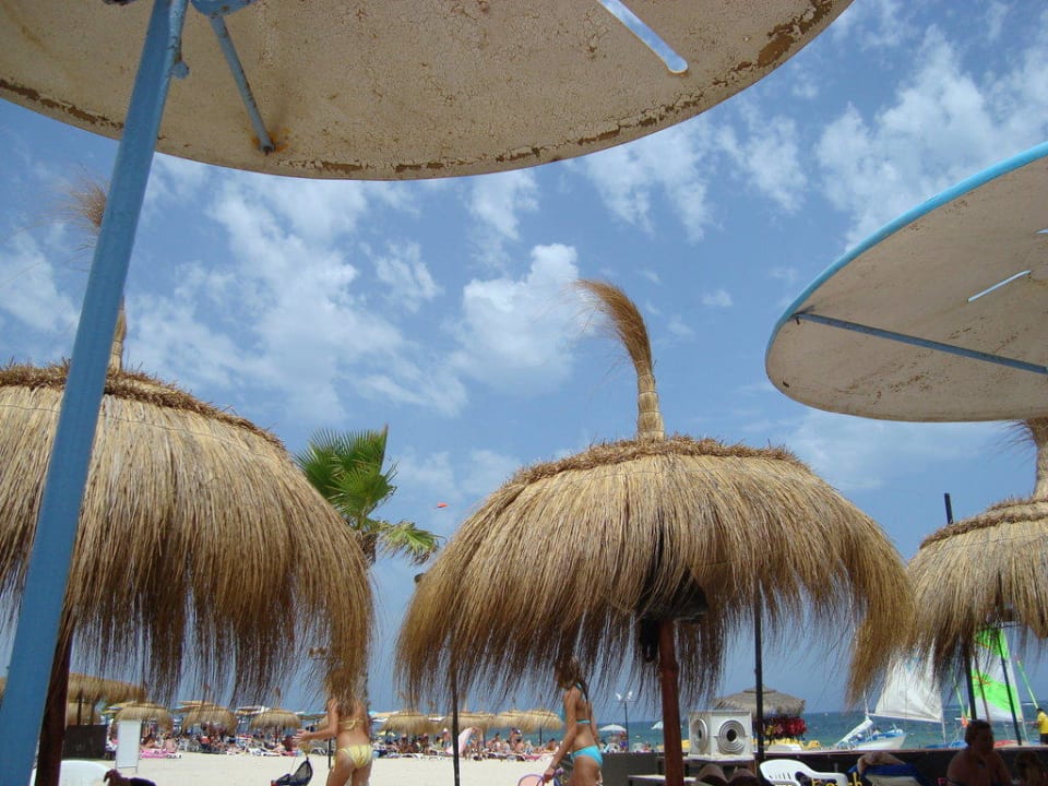 Die schönsten Schirme am Strand El Mouradi Club Kantaoui