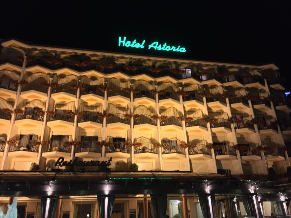 By night Hotel Astoria Stresa
